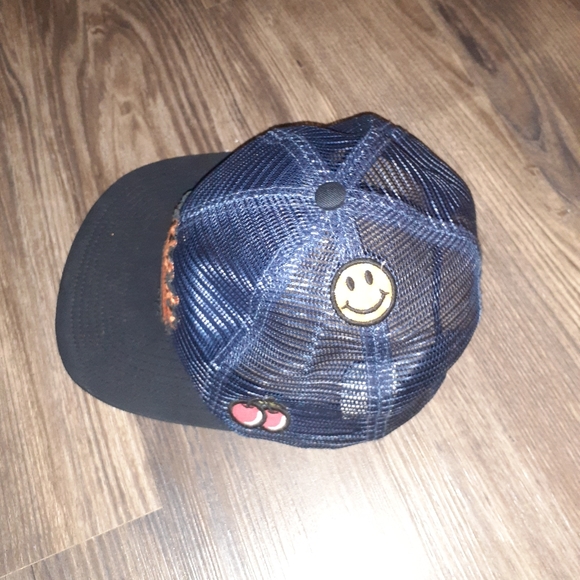 A cap - Picture 3 of 4